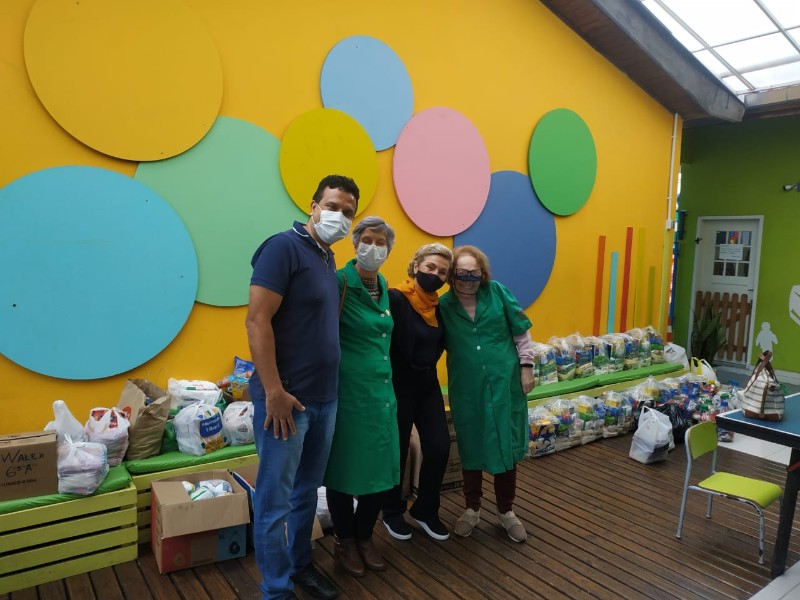 Coleta de doações de alimentos e materias de higiene